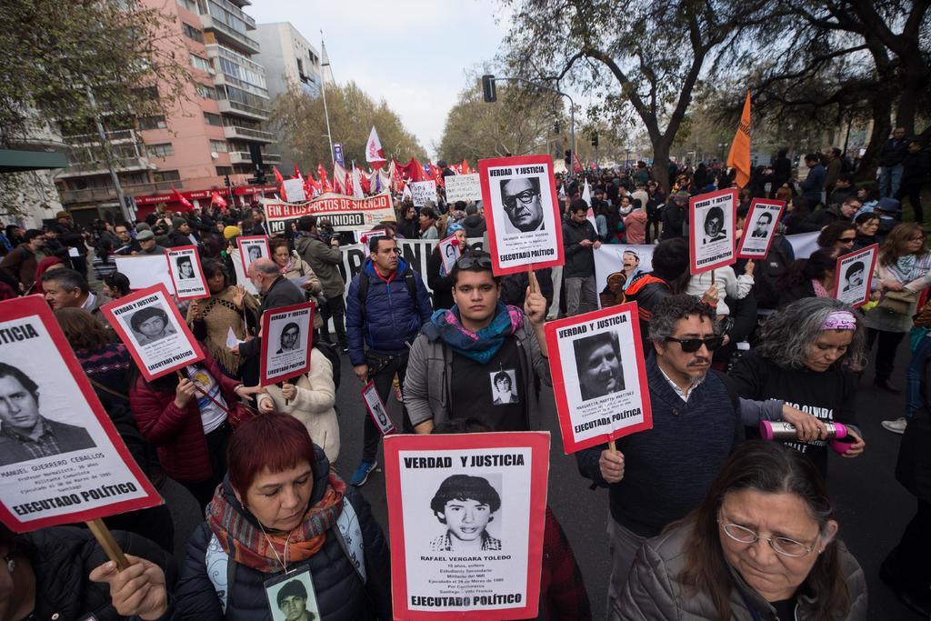 A 46 años del golpe, chilenos marchan para recordar a víctimas de Pinochet