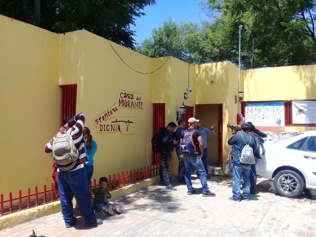 Autoridades de EUA envían a inmigrantes a Nuevo Laredo en espera de audiencias