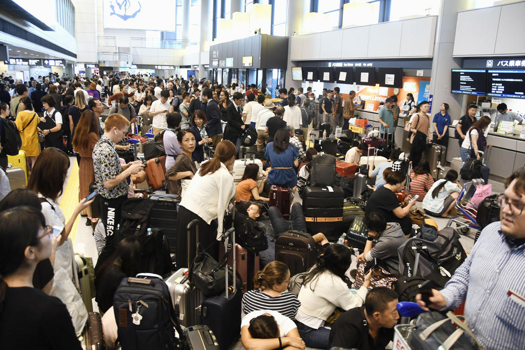Varadas unas 17,000 personas en aeropuerto que sirve a Tokio por nuevo tifón