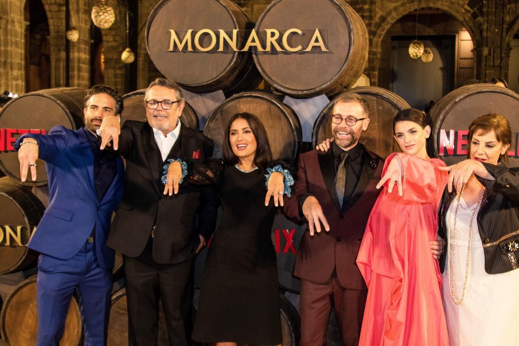 Salma Hayek y elenco de Monarca cantan junto a mariachi