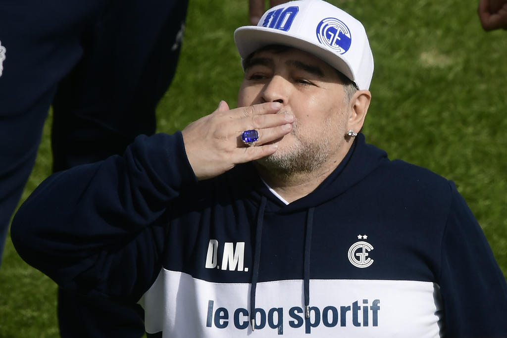 Maradona dirige su segundo entrenamiento a puerta cerrada