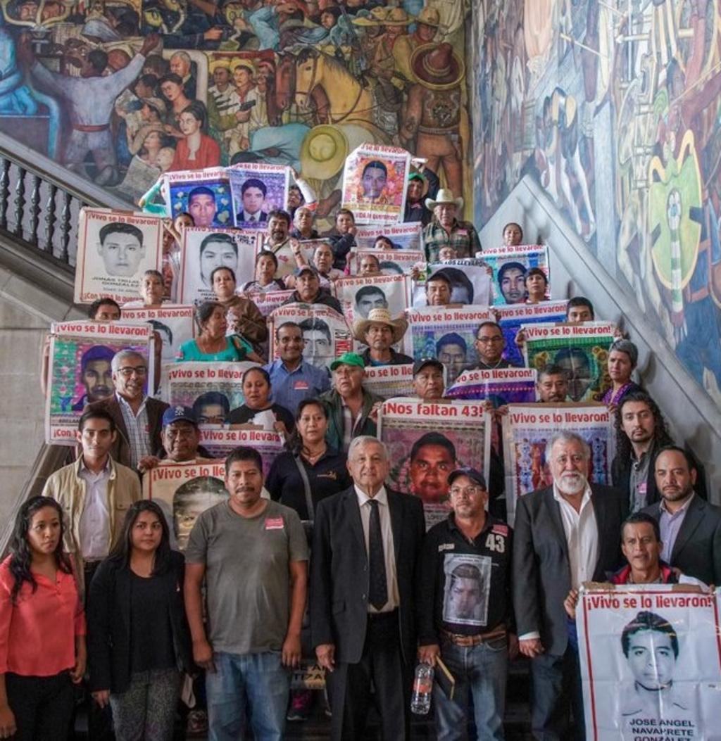 Reafirma AMLO compromiso para encontrar a normalistas de Ayotzinapa