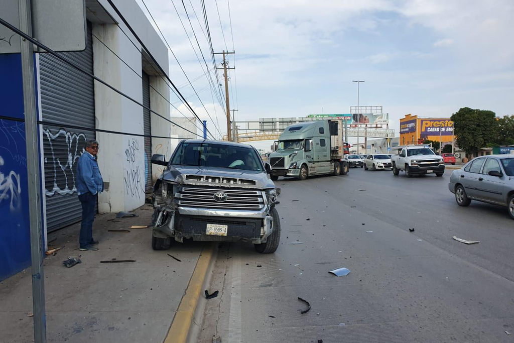 Se registra aparatoso accidente en la Pequeña Zona Industrial de Torreón