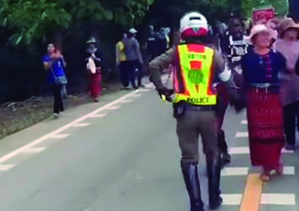 VIRAL: Policía se lleva el show durante desfile folclórico