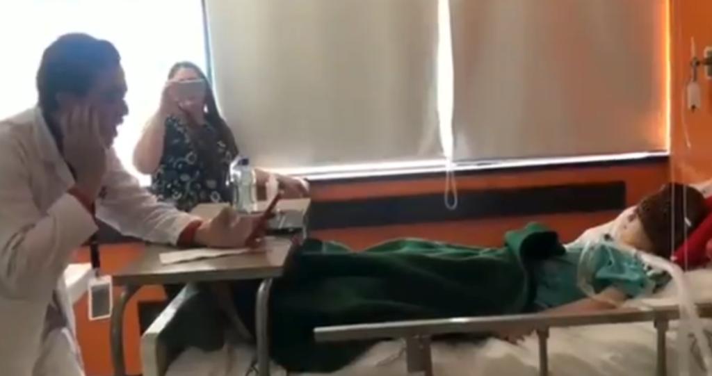 VIDEO: Médico le canta a pequeño paciente en Sonora