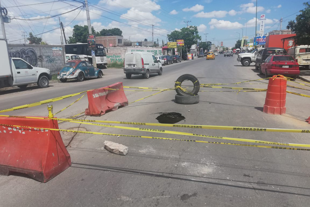 Colapsa pavimento en la colonia División del Norte de Torreón