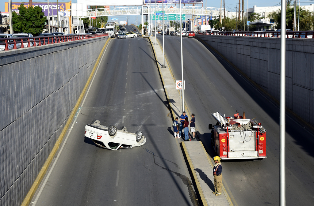 Se registra triple accidente vehicular en desnivel de Torreón