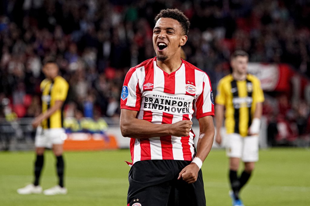 PSV gana y comparte liderato con Ajax