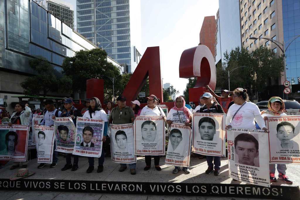 Van contra exservidores por caso Ayotzinapa