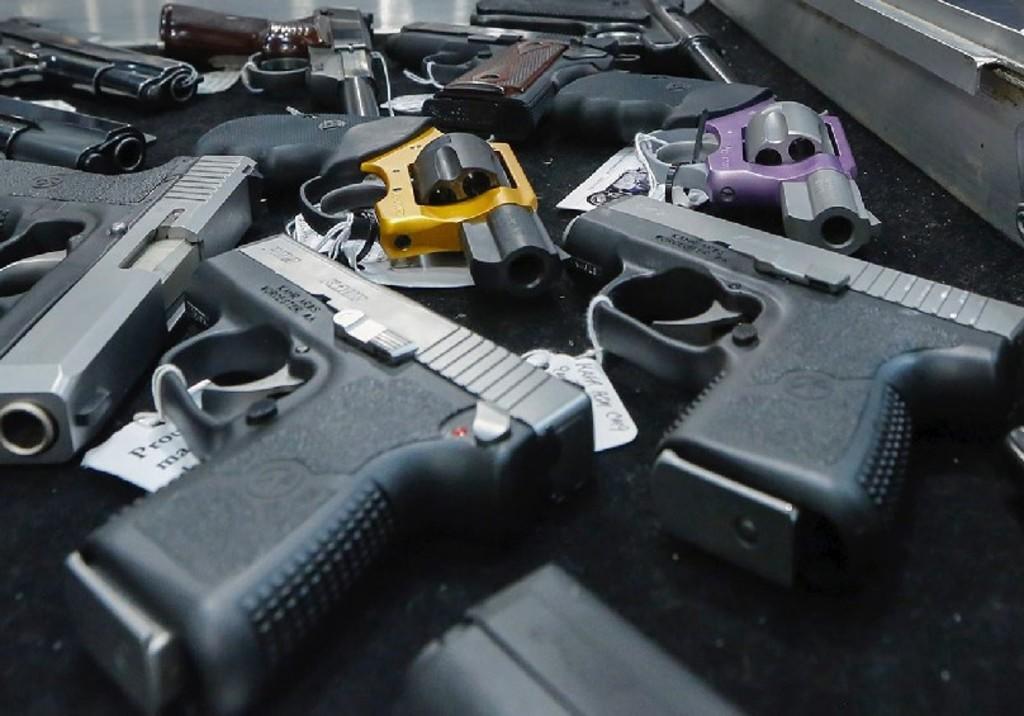 Investigan a policías de CDMX por tráfico de armas