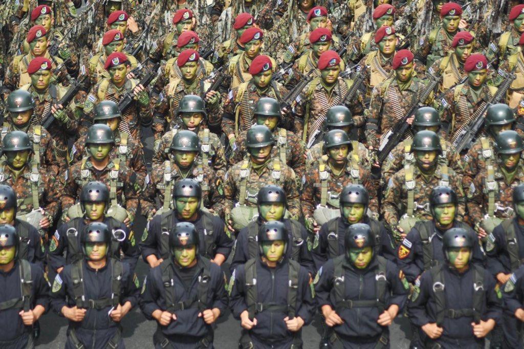 Encabezan militares desfile por independencia de El Salvador
