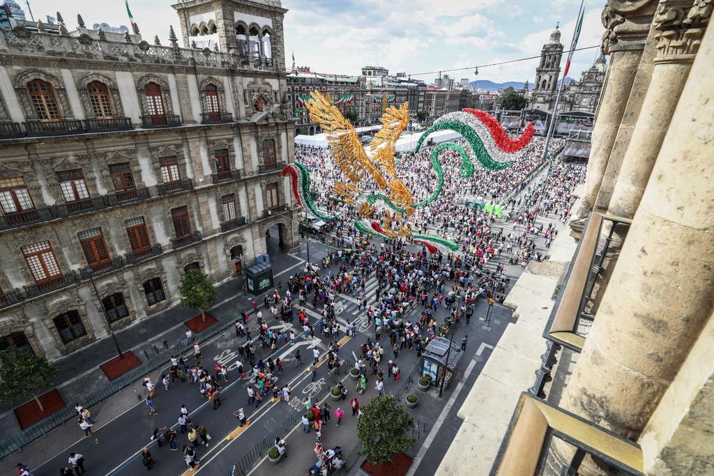 Con un Zócalo casi lleno, mexicanos aguardan primer grito de AMLO