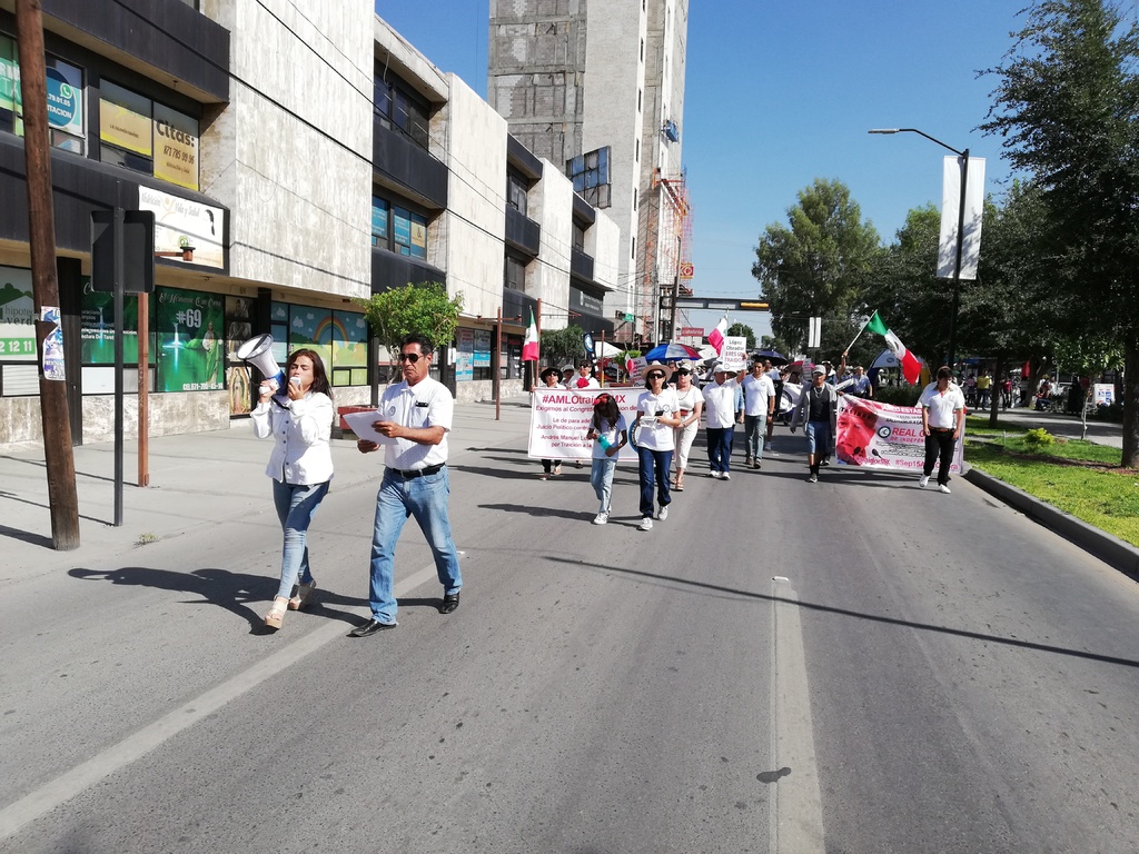 Marchan en Torreón en contra del Gobierno federal