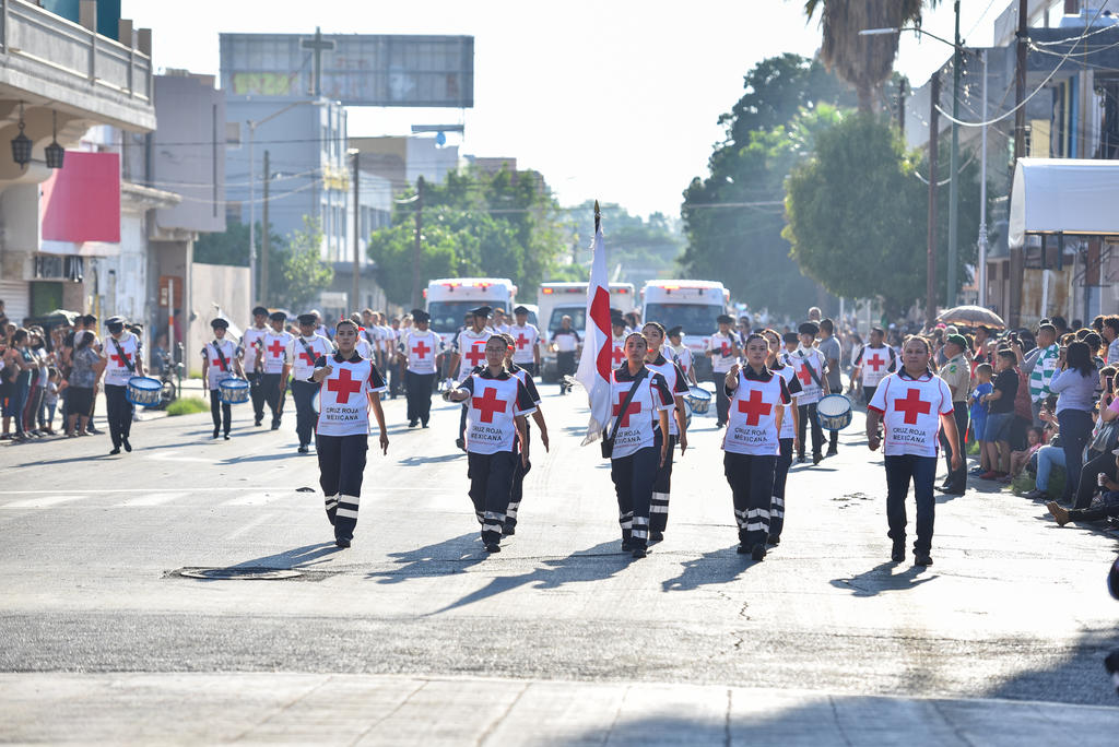 Realizan en Torreón desfile por la Independencia de México