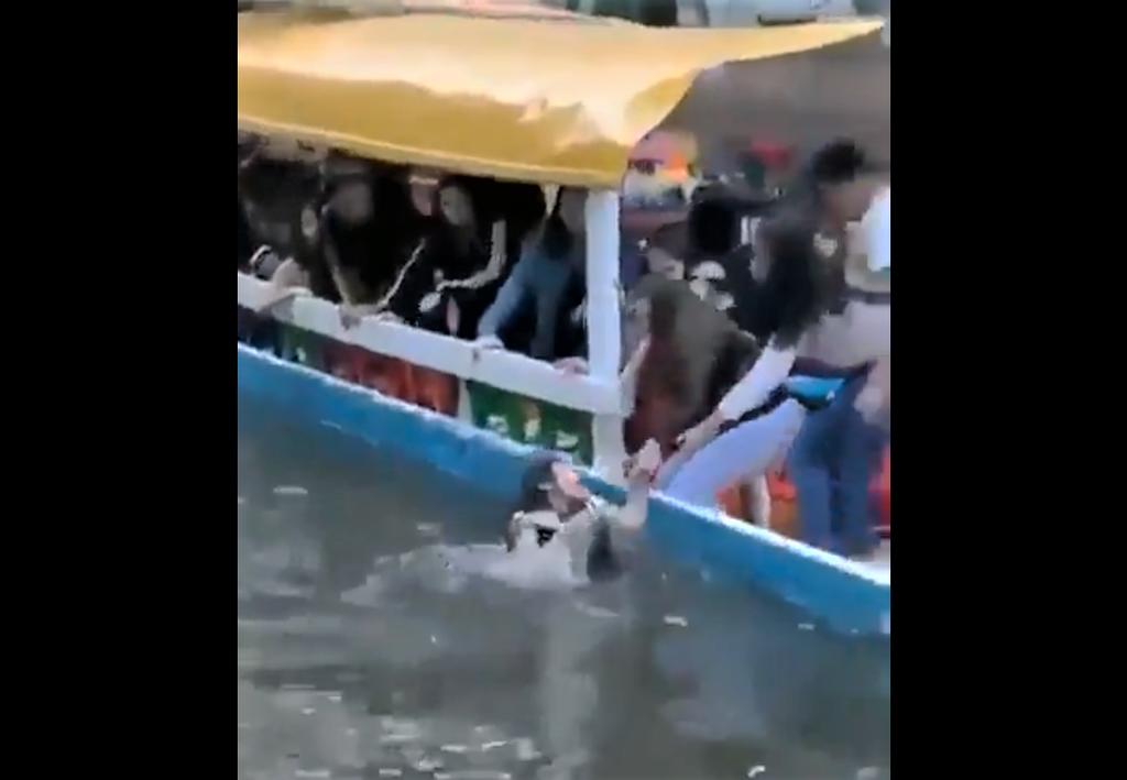 VIDEO: Graban rescate de joven tras caer de trajinera en Xochimilco