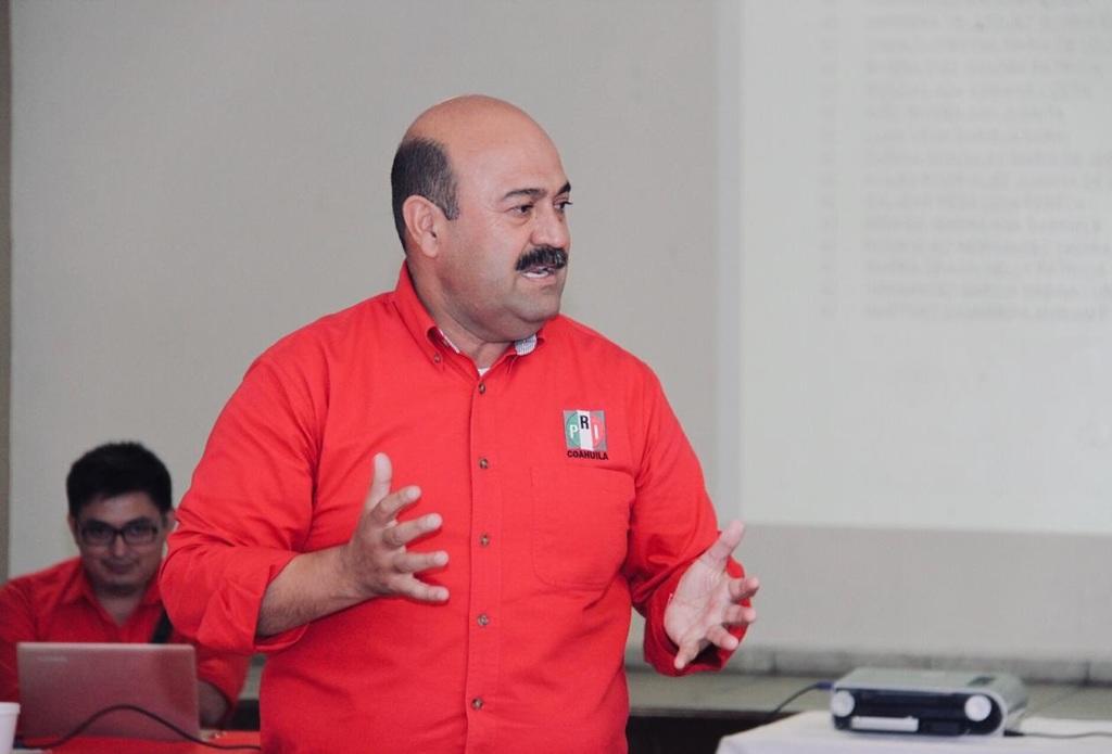 Rodrigo Fuentes renuncia al PRI Coahuila para reelegirse