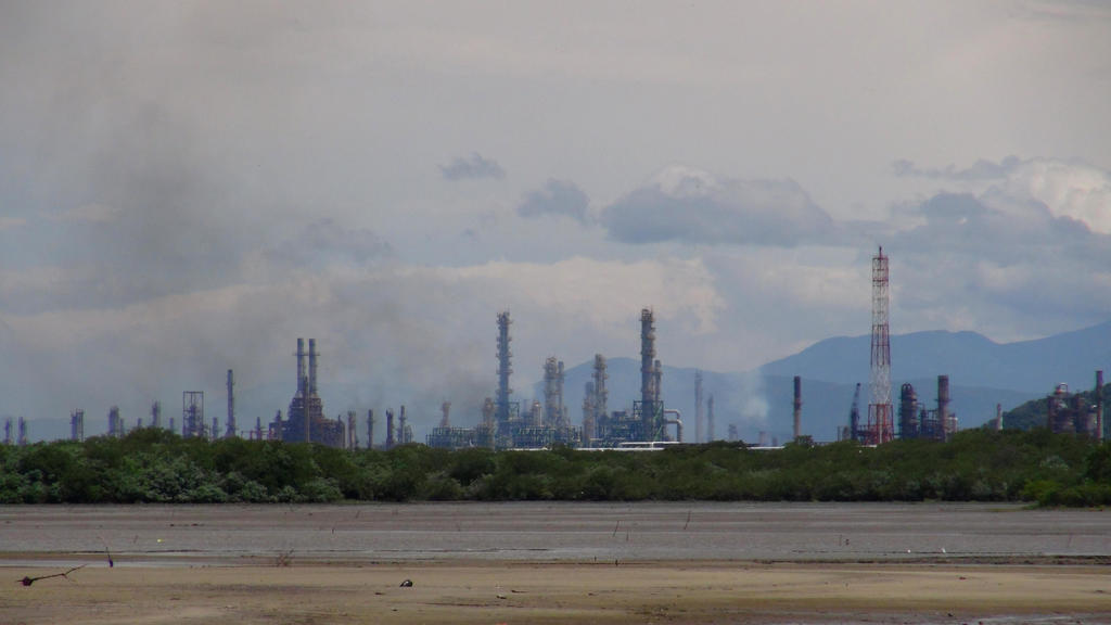 Reportan explosión en refinería de Salina Cruz