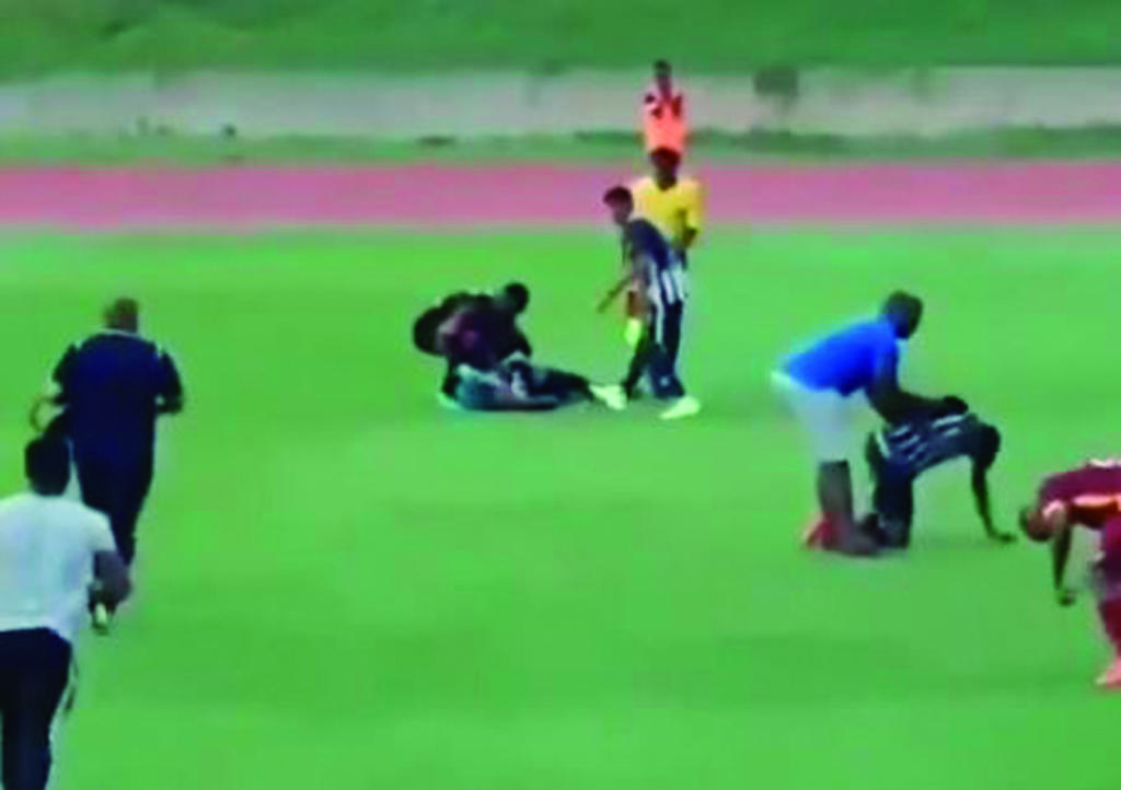 VIDEO: Rayo alcanza a dos jugadores durante partido de futbol
