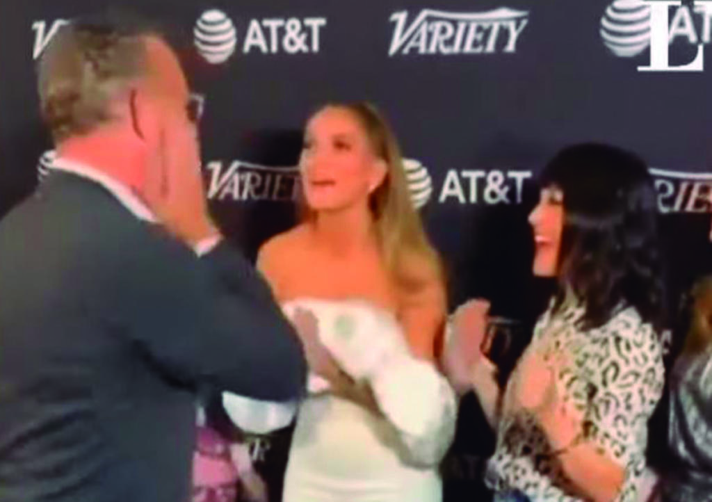 Tom Hanks se limpia beso de Jennifer López y lo critican