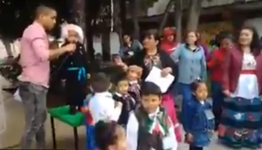 VIDEO: '¡Viva su jefa!' grita niño en lugar de '¡Viva Josefa!'