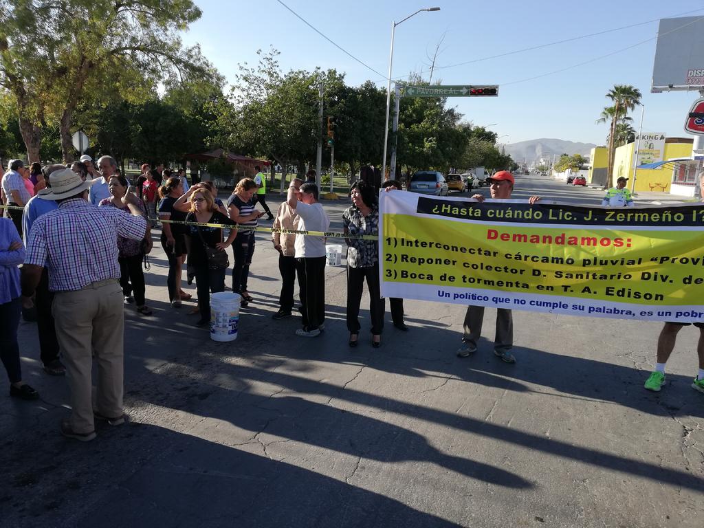 Bloquean vialidades en Torreón; exigen obras en cárcamo y colector