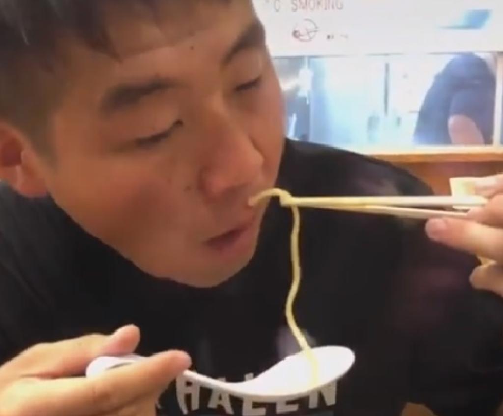 Sujeto se vuelve viral por su peculiar forma de comer ramen