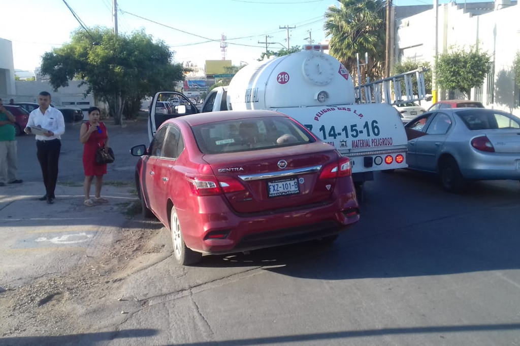 Se impacta camión repartidor de gas en el sector Centro de Torreón