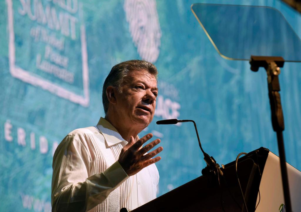 Llama Juan Manuel Santos a la paz en Cumbre de Nobel