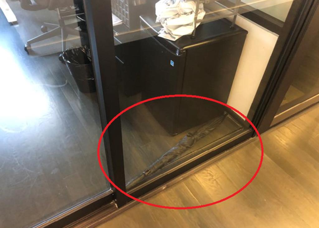 El extraño caso de la sombrilla que bloqueó la entrada de una oficina