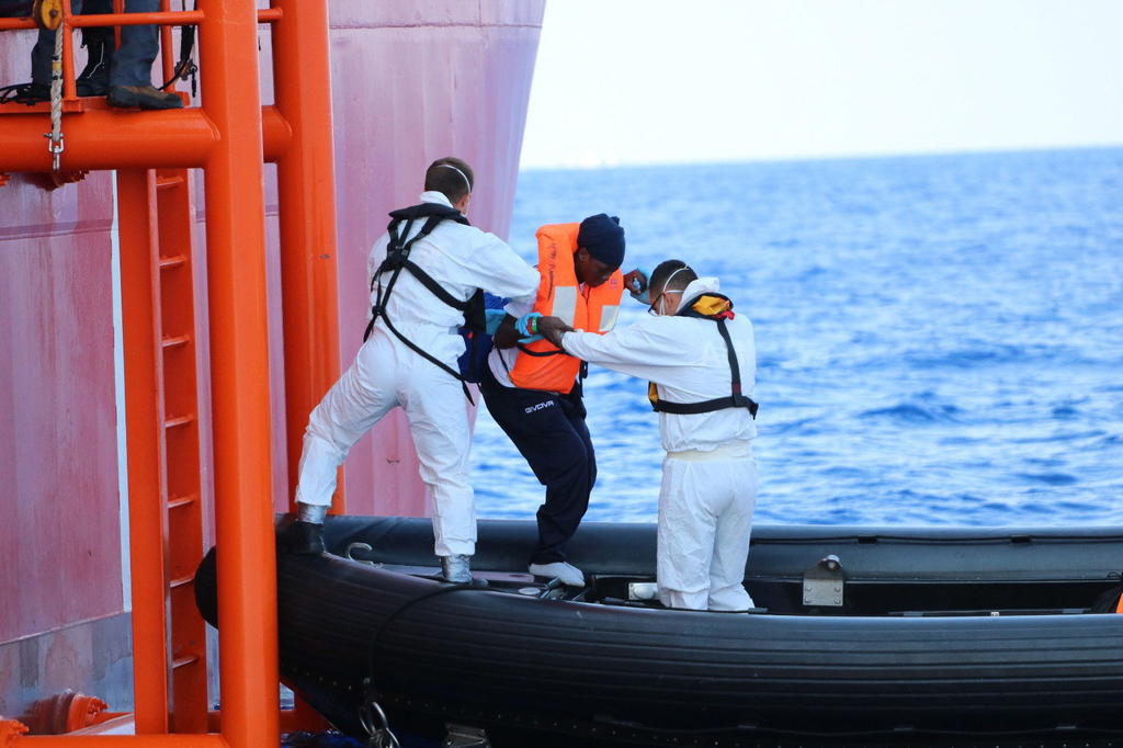 Espera Ocean Viking puerto seguro para desembarcar 218 migrantes