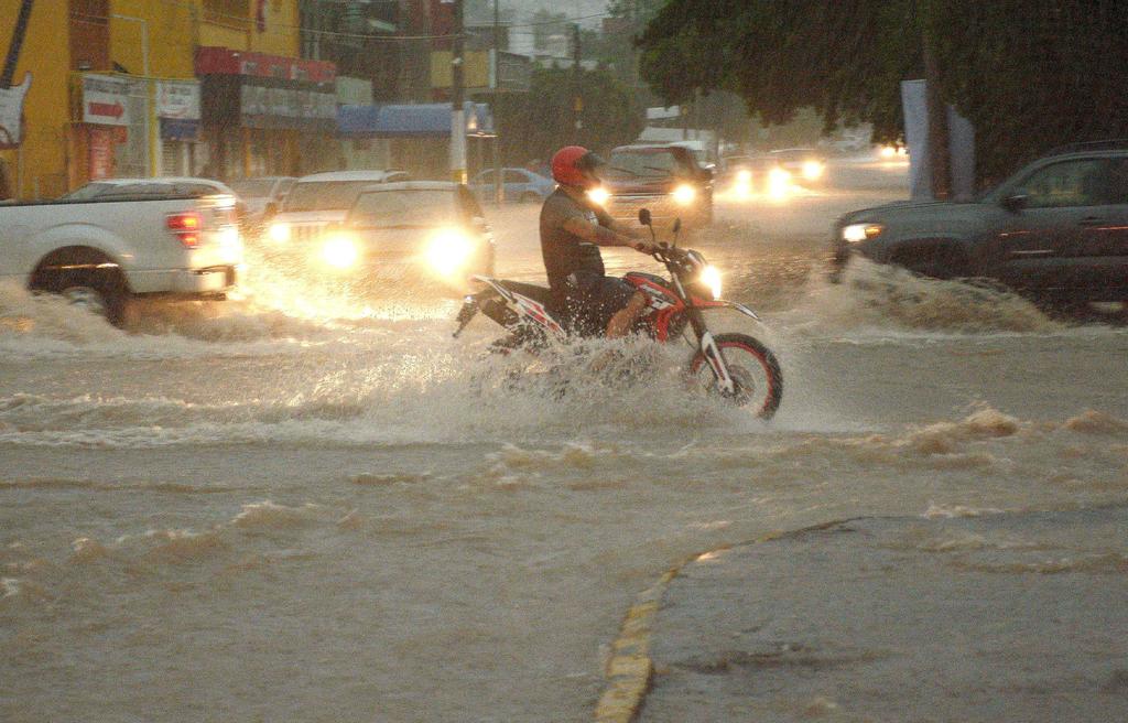 Huracán Lorena pone en máxima alerta a estados del noroeste de México