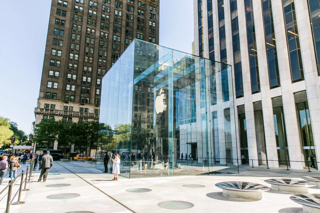 Apple reabre su icónica tienda del cubo de cristal en Nueva York