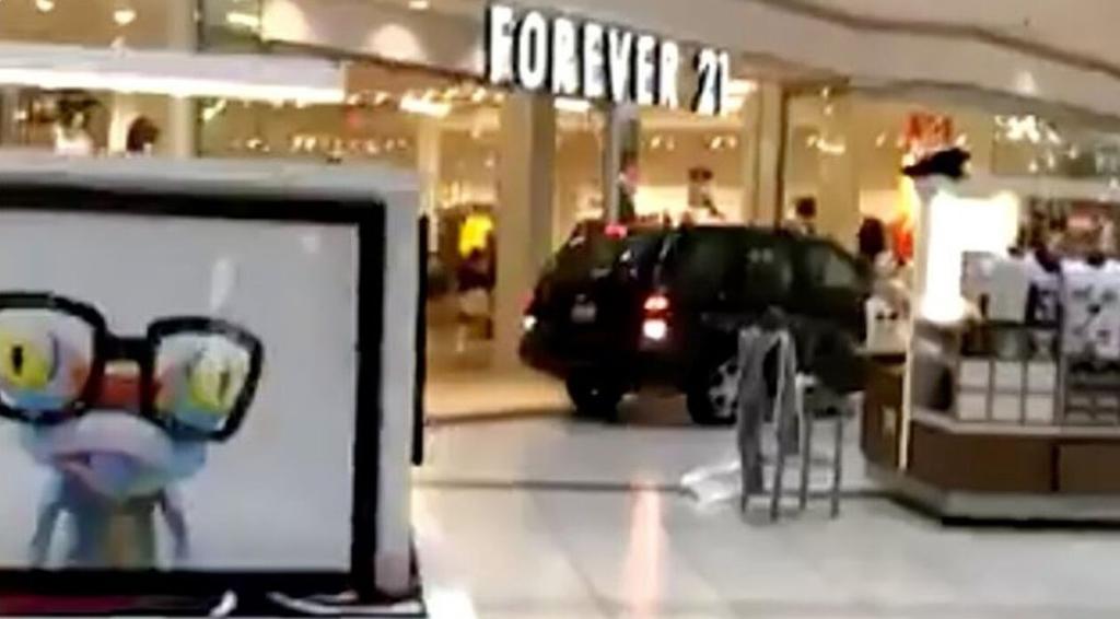 VIRAL: Difunden video de sujeto que irrumpió en centro comercial con camioneta