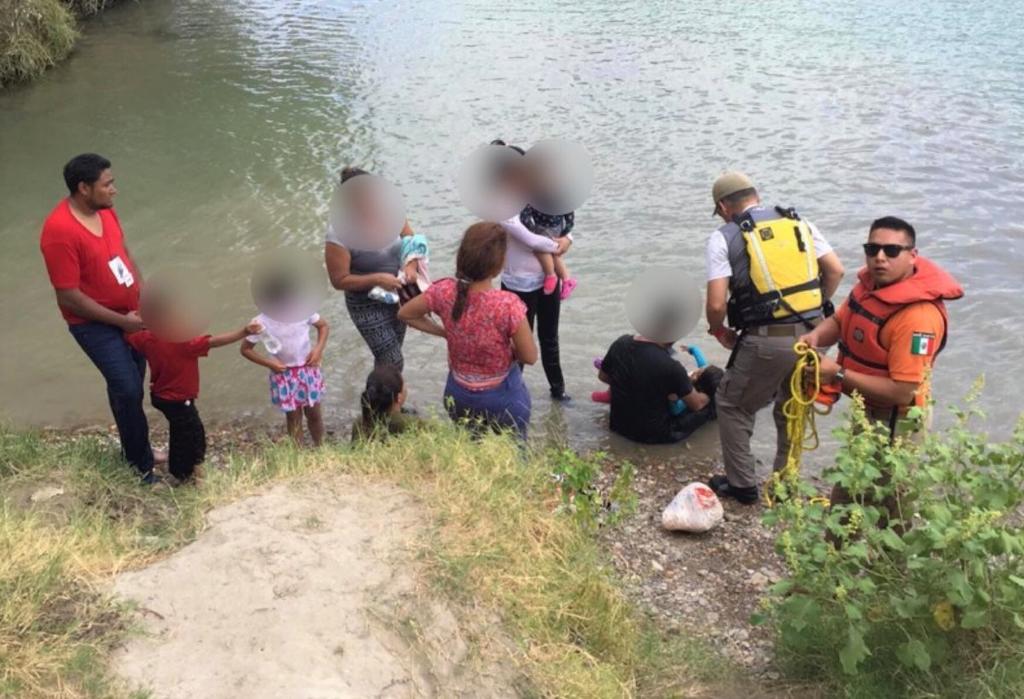 Rescatan a 10 inmigrantes hondureños del río Bravo en Piedras Negras