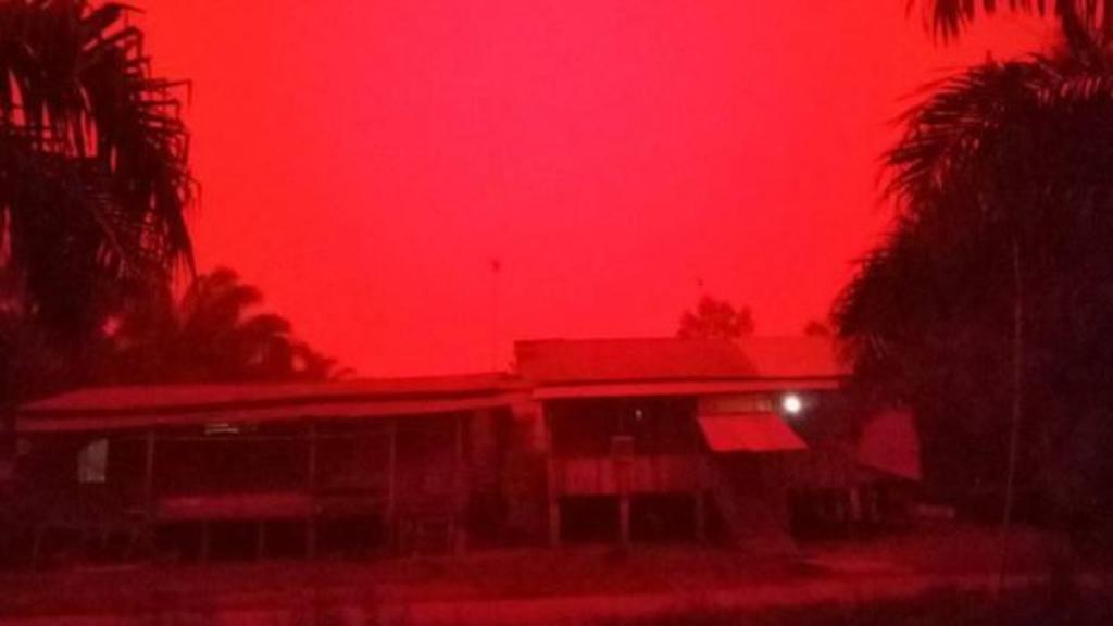 Inusual fenómeno produce un color rojo en el cielo de Indonesia