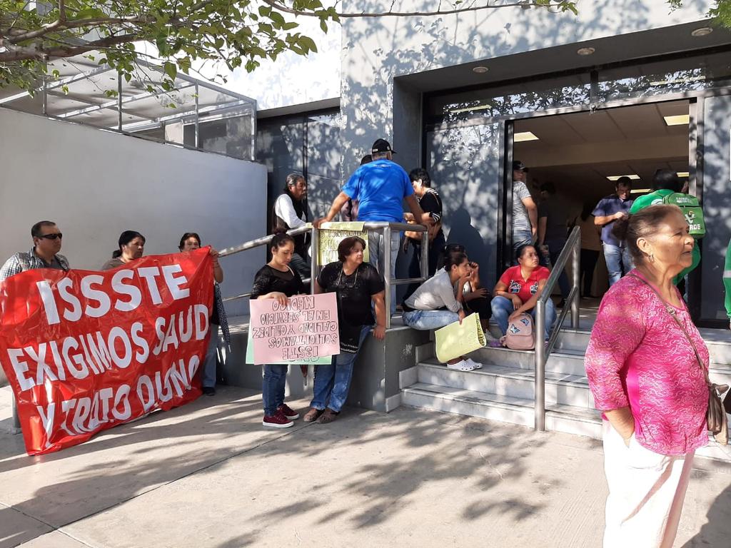 Protestan afuera del ISSSTE por urgencia en estudio cancelado