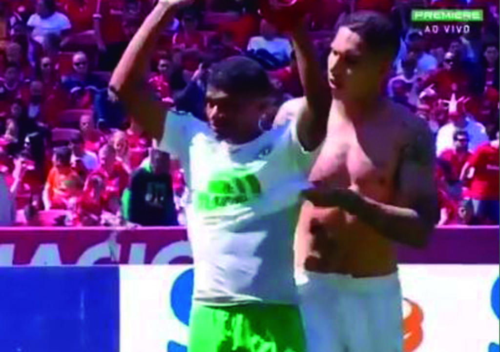 VIDEO: Jugador obliga a rival a intercambiar camisetas
