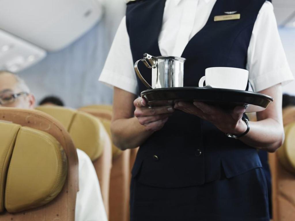 ¿Por qué no es recomendable pedir té o café en los aviones?