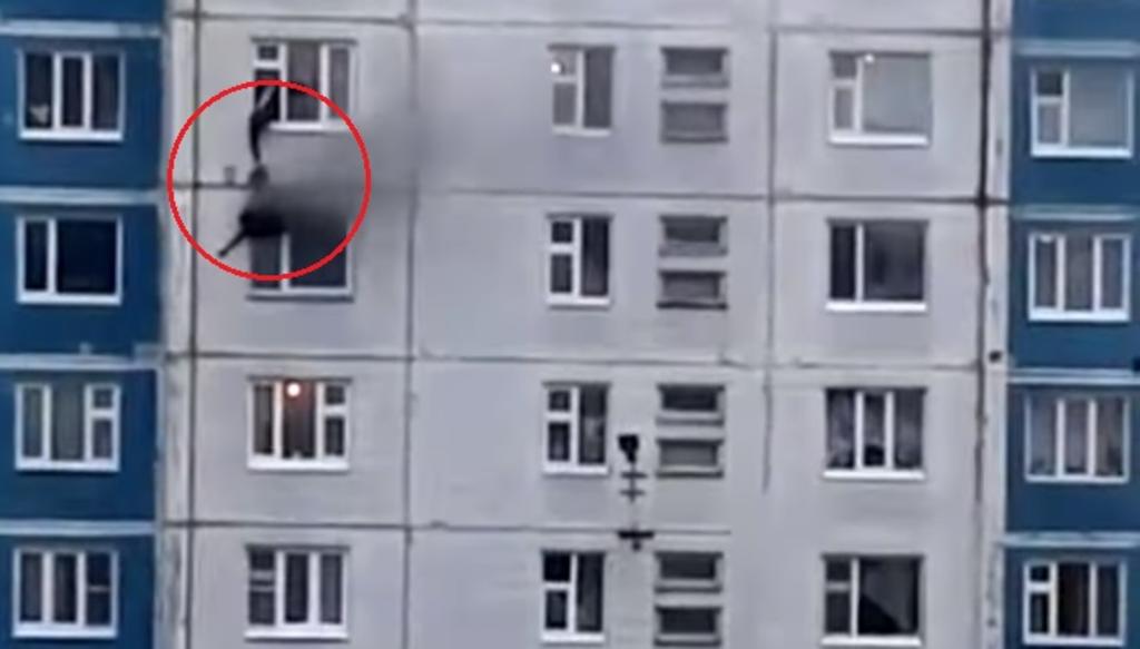 VIDEO: Rescata a joven del fuego sacándola por una ventana