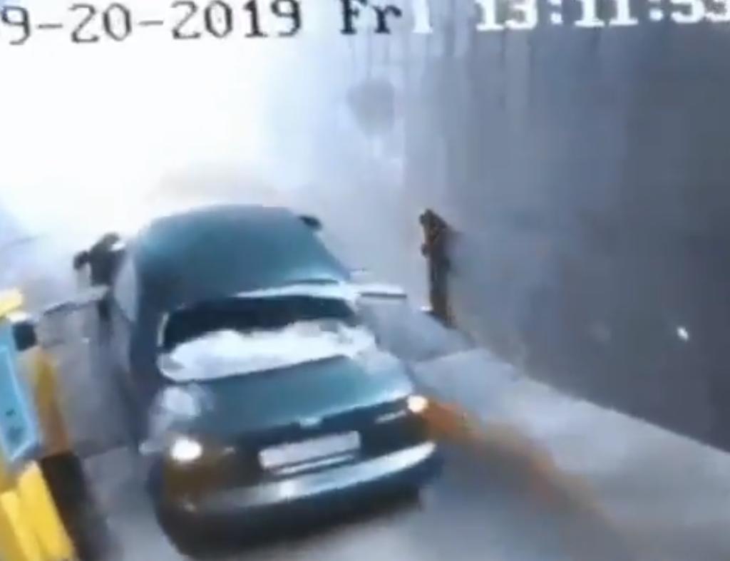 VIRAL: La extraña odisea de un conductor al intentar salir de un estacionamiento
