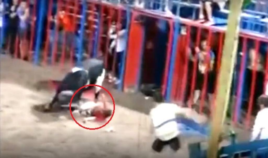 VIDEO: Toro embiste a un niño que cayó de las gradas durante evento