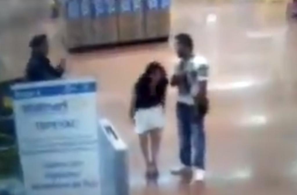 Mujer se quita la ropa en un supermercado para probar que no robó