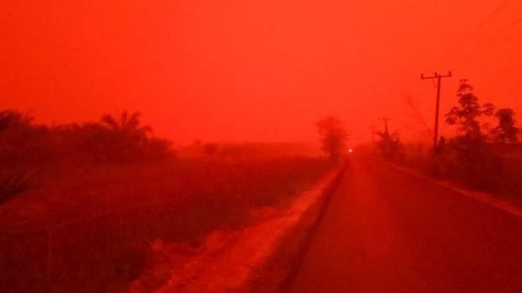 Comparten en redes videos y fotos del 'cielo rojo' en Indonesia