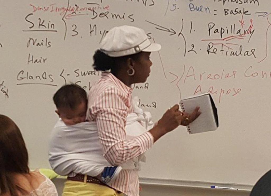 Profesora ayuda a estudiante que no encontró niñera para su hijo