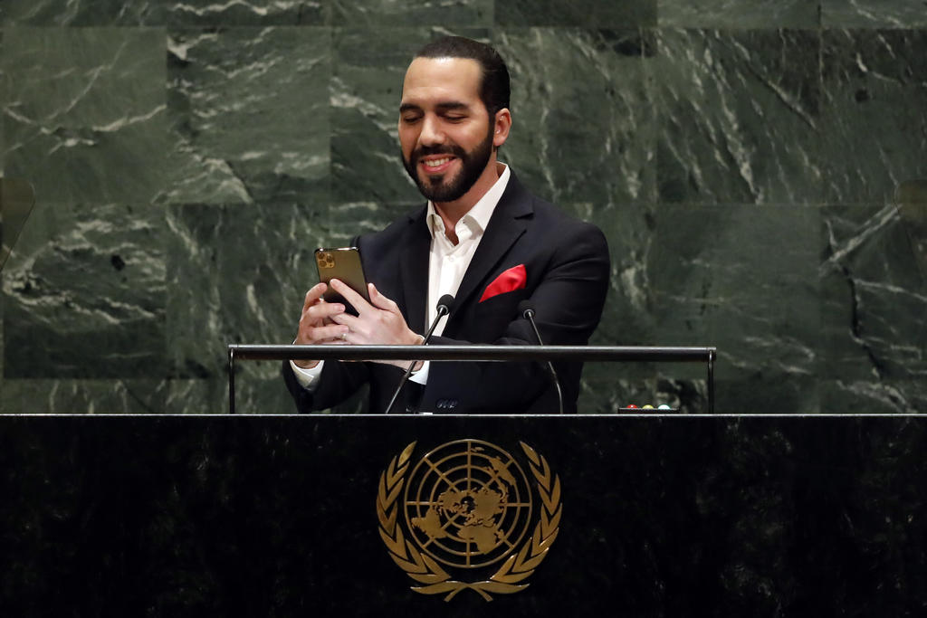 Presidente de El Salvador se toma una selfie al hablar ante la ONU