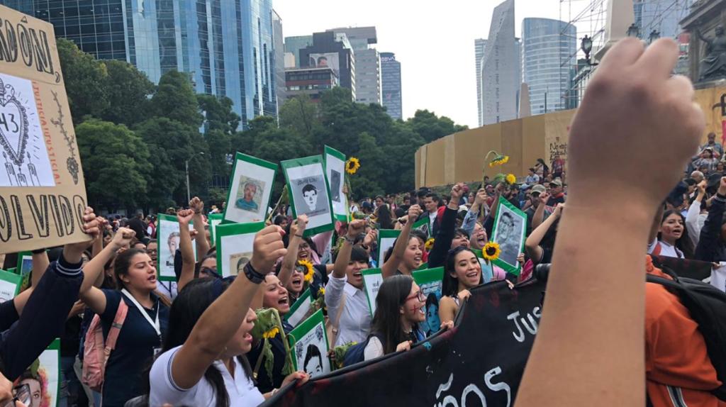 Marchan por los 43 normalistas de Ayotzinapa a 5 años de desaparición