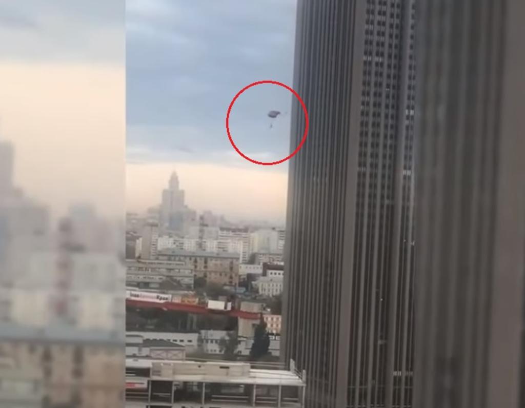 VIDEO: Sorprende al hacer un salto base desde un piso 47