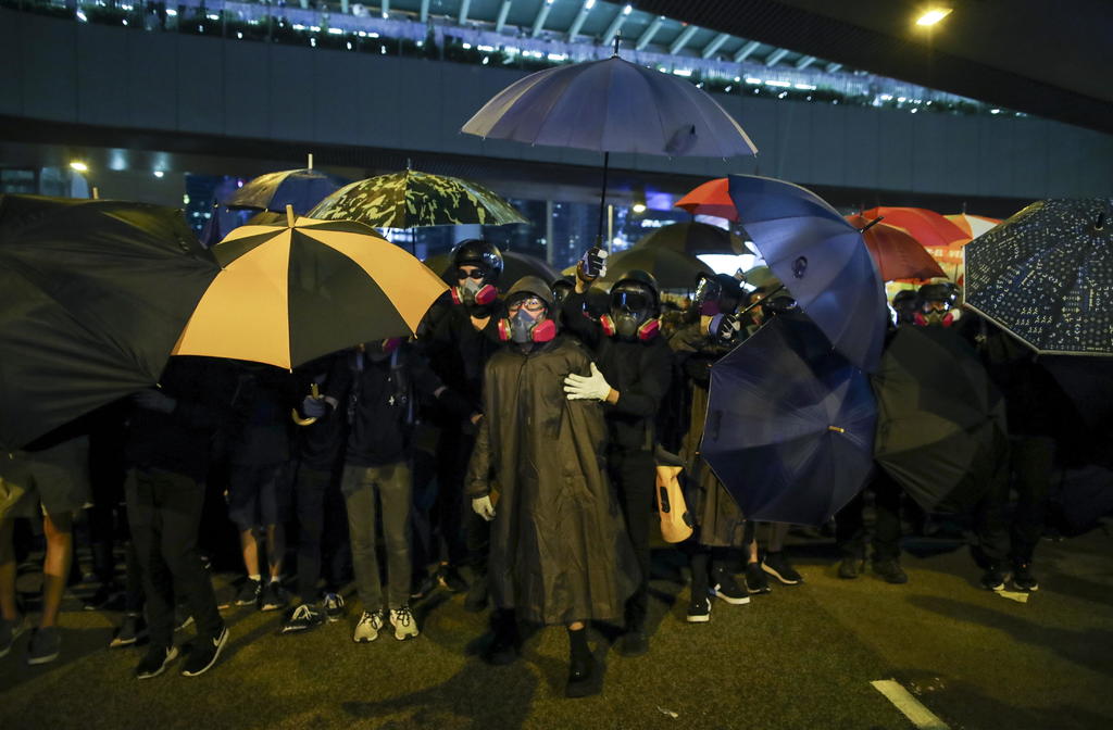 Marchan en aniversario de la 'Revolución de los paraguas' en Hong Kong