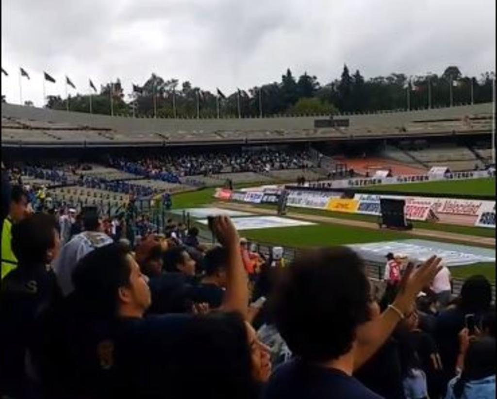 VIDEO: Aficionados rinden homenaje a José José previo a Pumas vs Santos