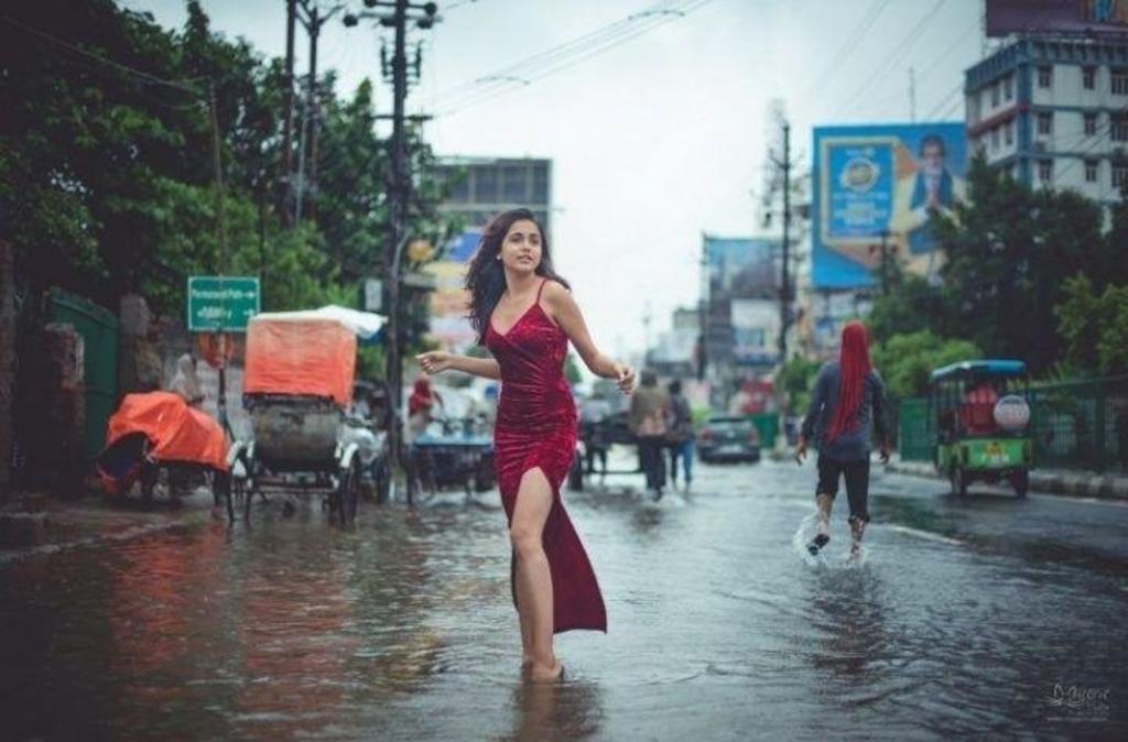Fotografías de modelo durante inundación en la India desatan críticas
